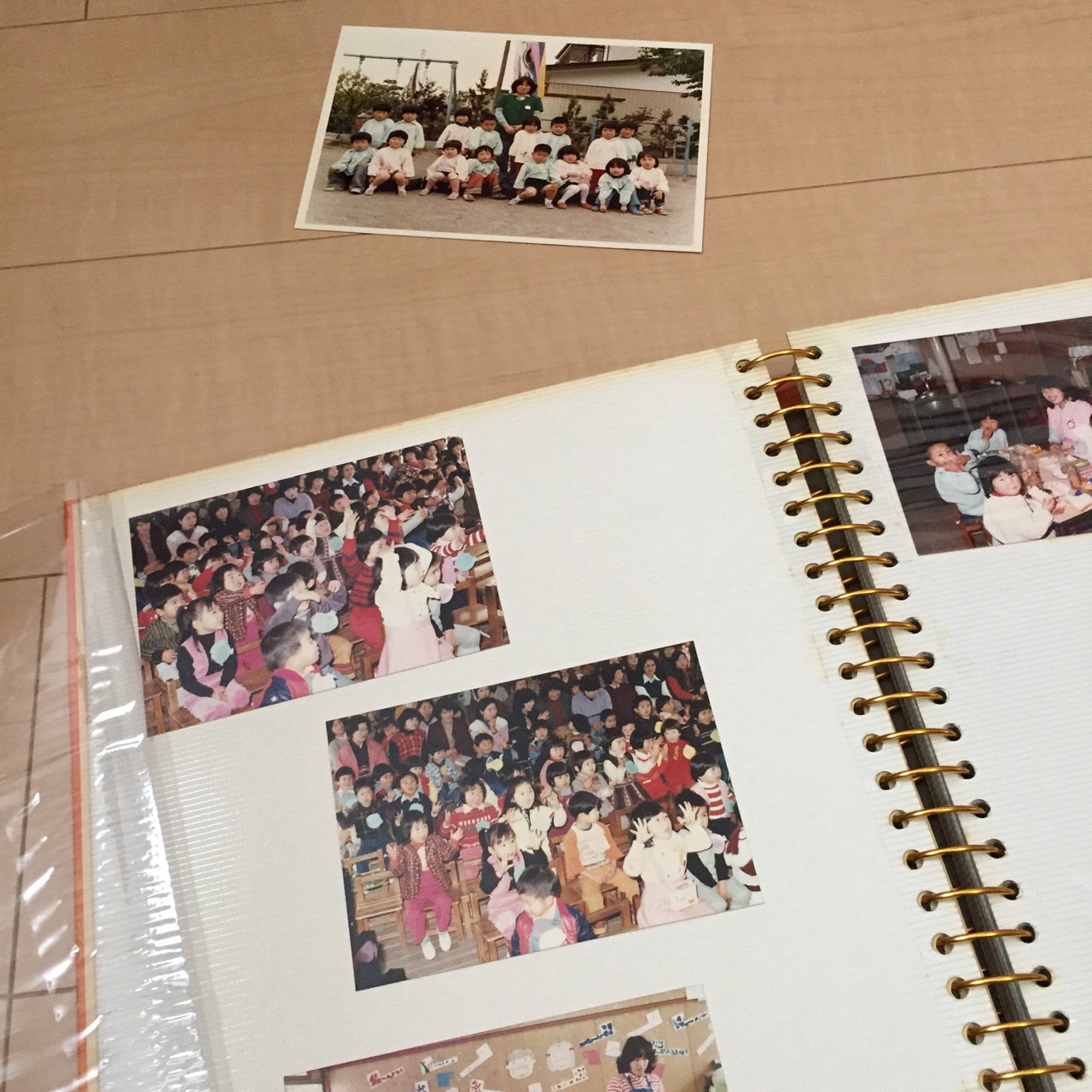 過去の写真をスキャン、アルバムから写真を剥がす。 ウェディングドキュメンタリー撮影のブーケアンドリール