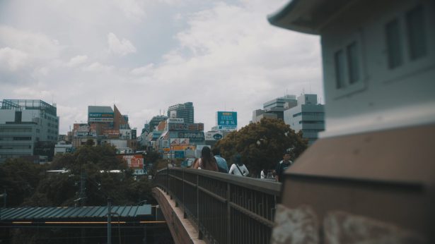 橋から望む神楽坂