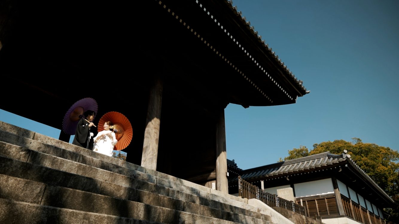 東郷寺山門にて